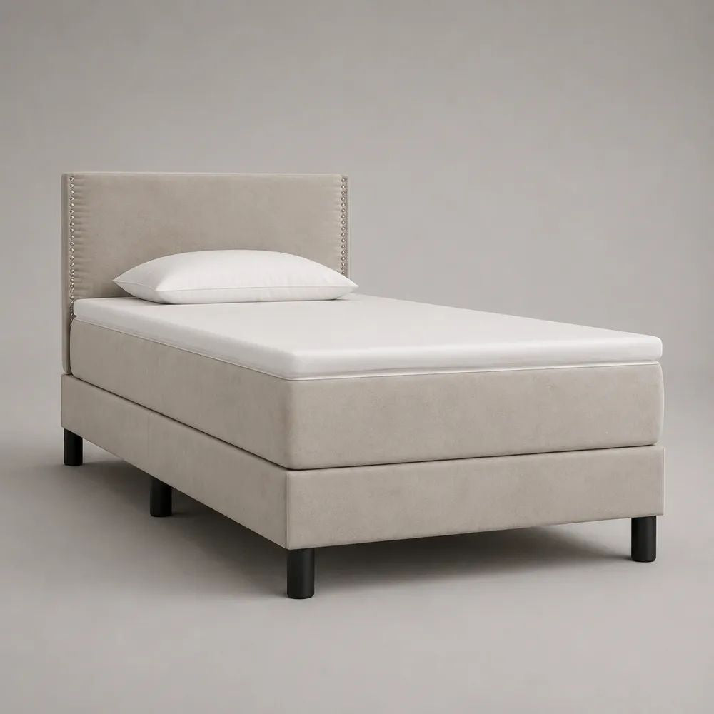 Letto singolo imbottito in velluto beige con testiera, materasso e topper, superficie 90 x 200 cm, dimensioni 210 x 100 x 115 cm